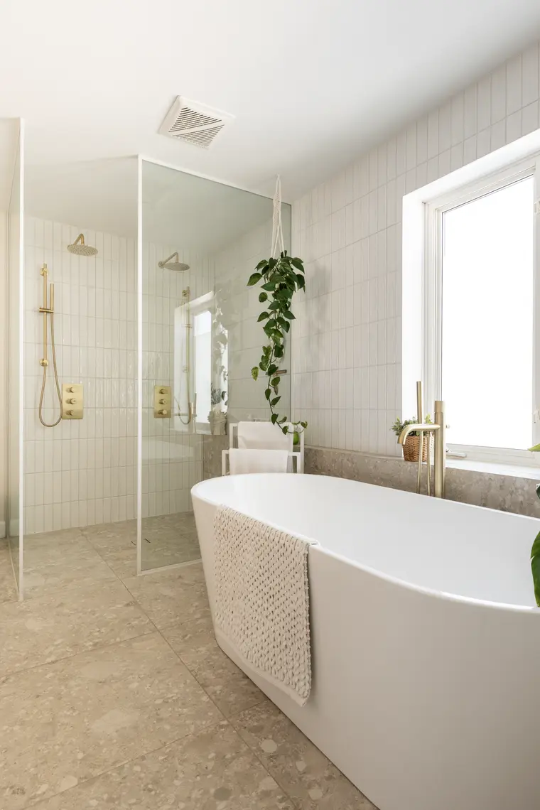 Salle de bain en céramique texturée — Projet Andréanne