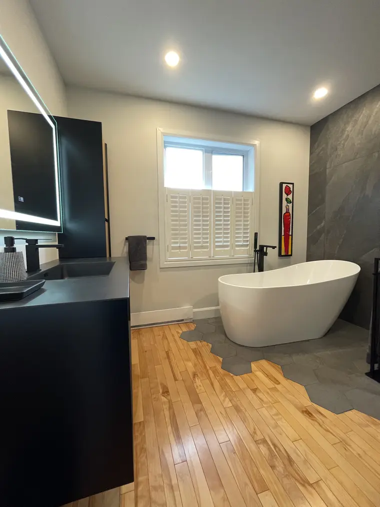 Projet Noeline — salle de bain des maîtres contemporaine, pierre et bois